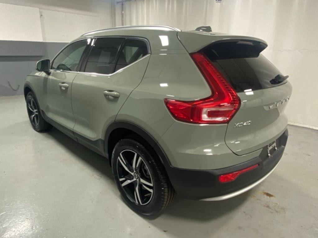 Used 2025 Volvo XC40 B5 Core SUV