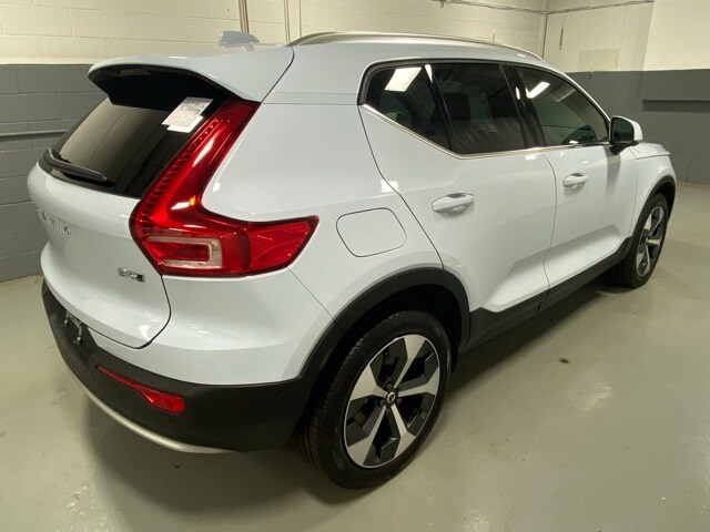 2025 Volvo XC40 Plus photo 3