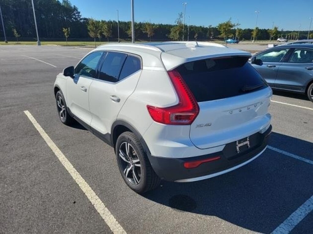 Used 2025 Volvo XC40 B5 Core SUV