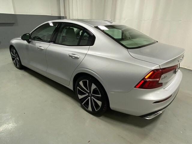 2022 Volvo S60 B5 Momentum photo 2