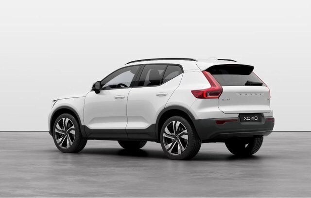 2025 Volvo XC40 photo 2