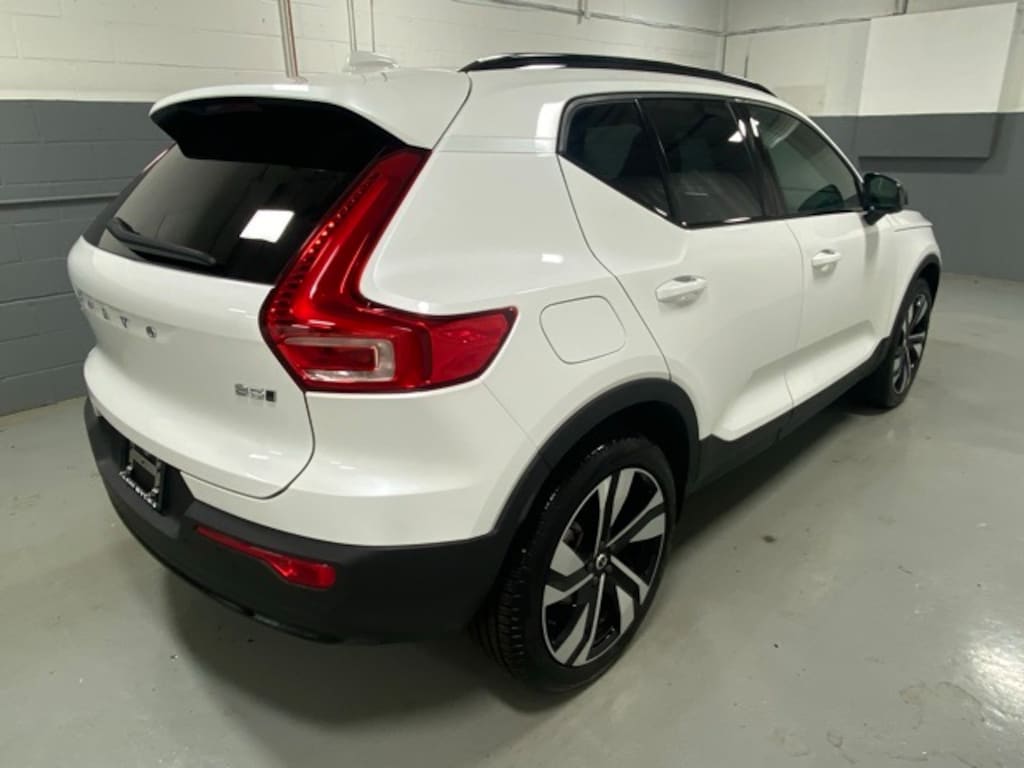 New 2025 Volvo XC40 B5 Plus Dark Theme SUV