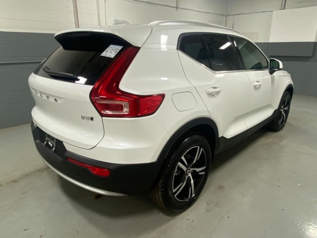 Used 2025 Volvo XC40 B5 Core SUV