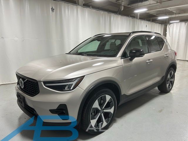 2023 Volvo XC40 B5 Plus Dark AWD's photo