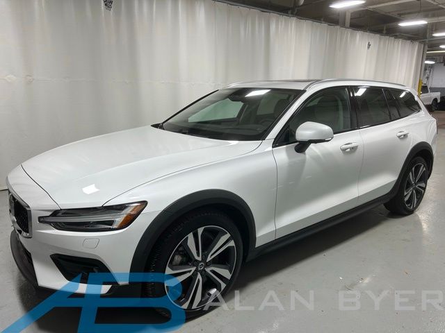 2025 Volvo V60 Cross Country B5 Plus AWD's photo