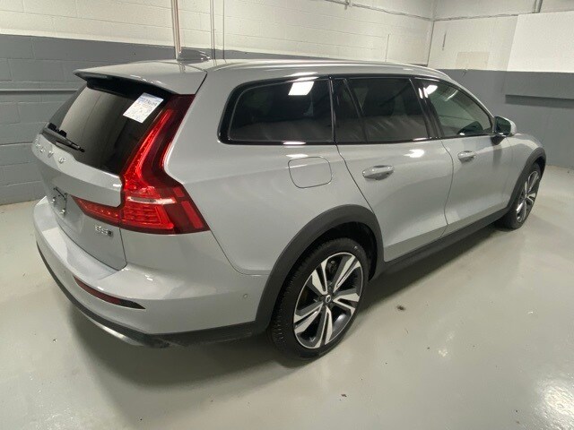 2025 Volvo V60 Cross Country B5 Plus photo 3