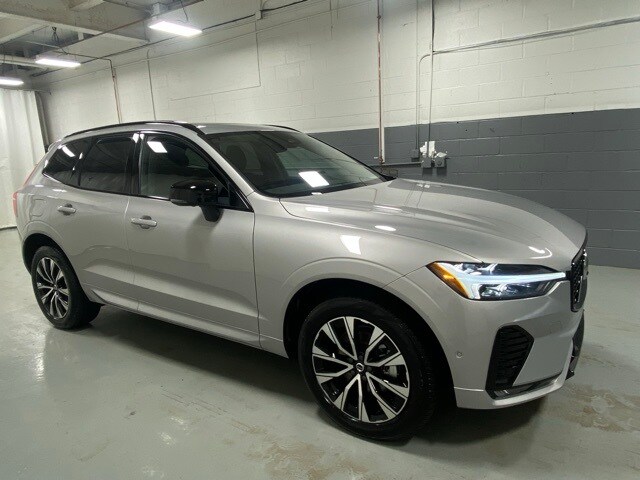 2025 Volvo XC60 Plus photo 4