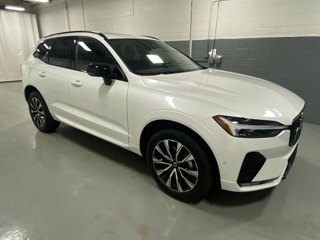 2025 Volvo XC60 Plus photo 2