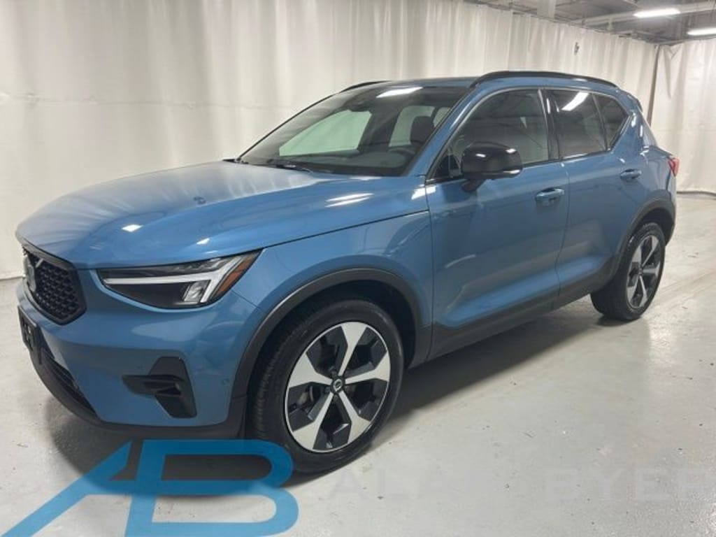 Used 2025 Volvo XC40 B5 Plus Dark Theme SUV