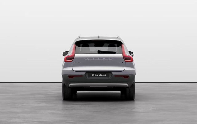 2025 Volvo XC40 photo 3