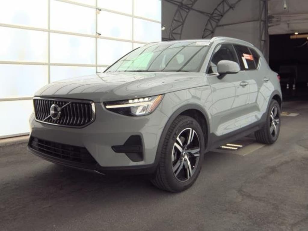 Used 2025 Volvo XC40 B5 Core SUV