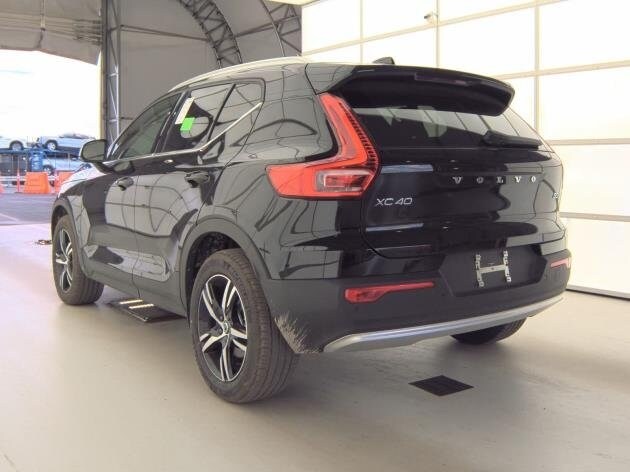 2025 Volvo XC40 Core photo 3