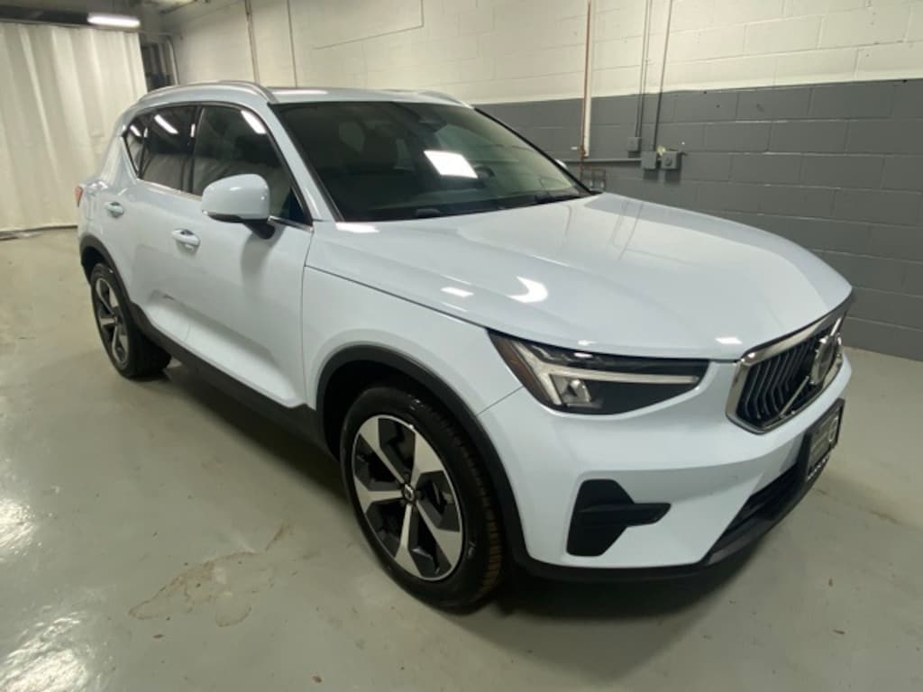 Certified 2025 Volvo XC40 B5 Core SUV