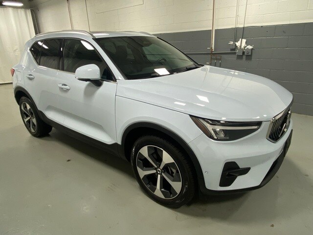 2025 Volvo XC40 Plus photo 4