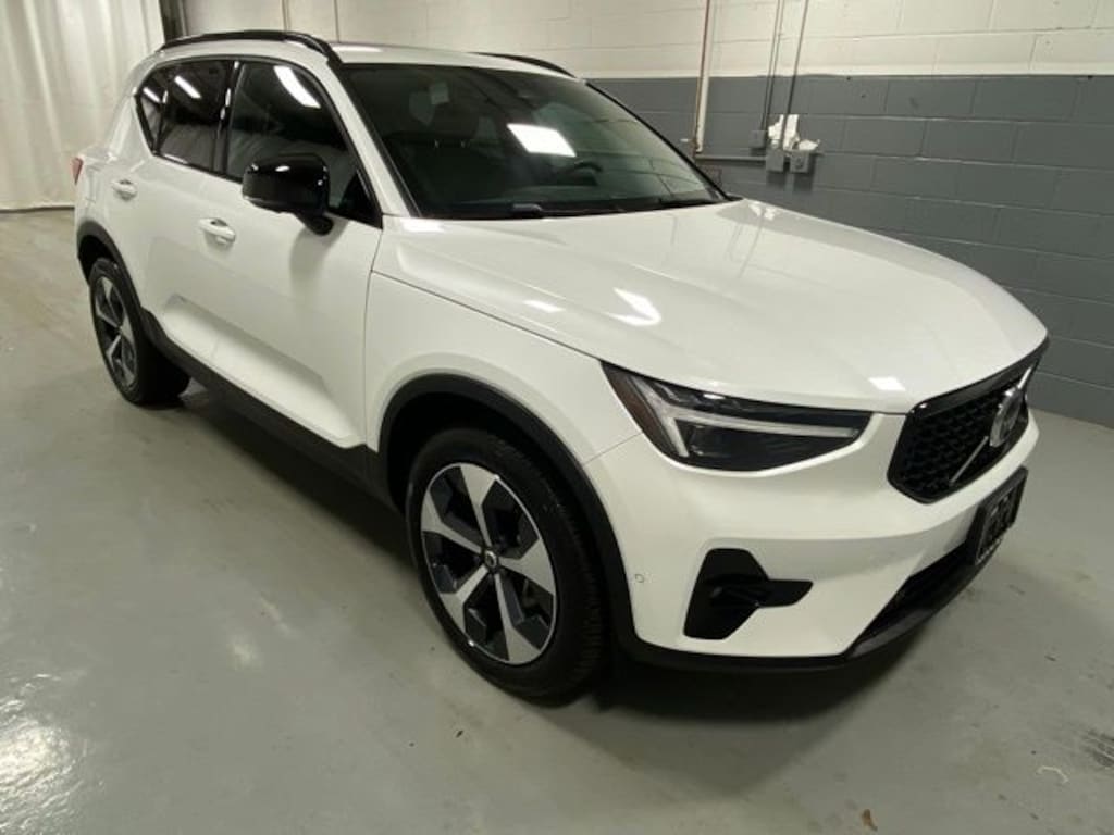 New 2025 Volvo XC40 B5 Plus Dark Theme SUV