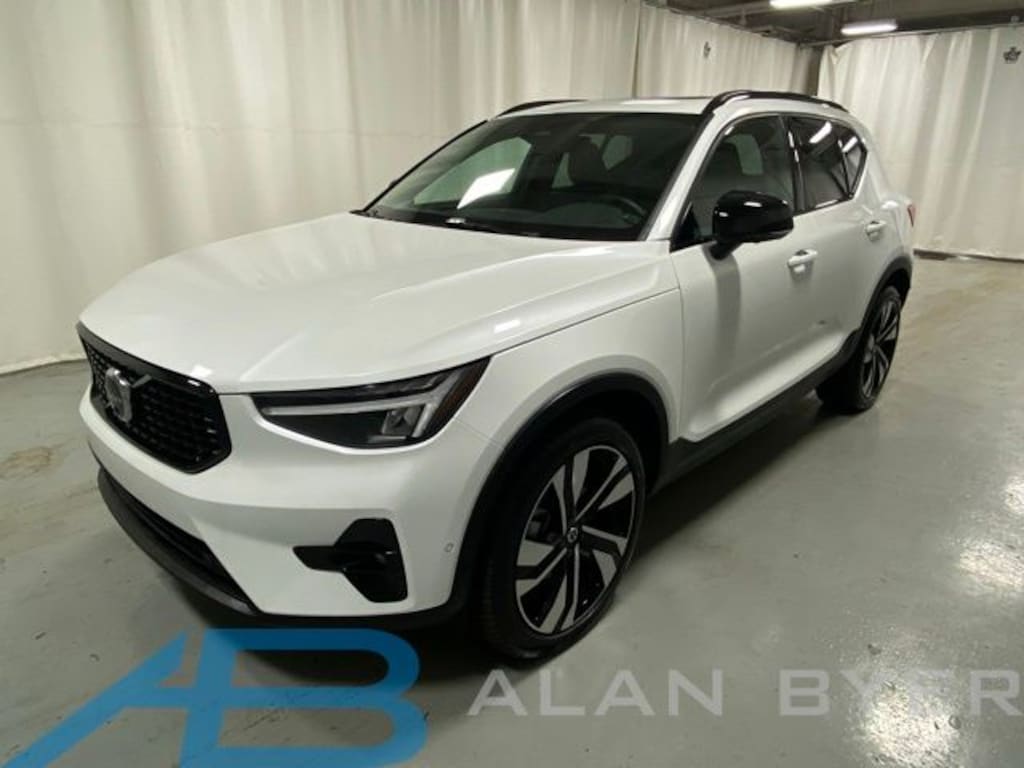 Used 2025 Volvo XC40 B5 Plus Dark Theme SUV