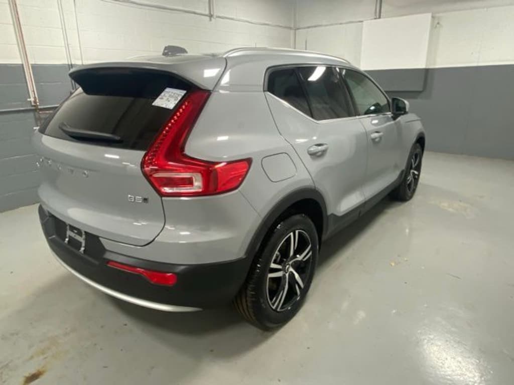 Used 2025 Volvo XC40 B5 Core SUV