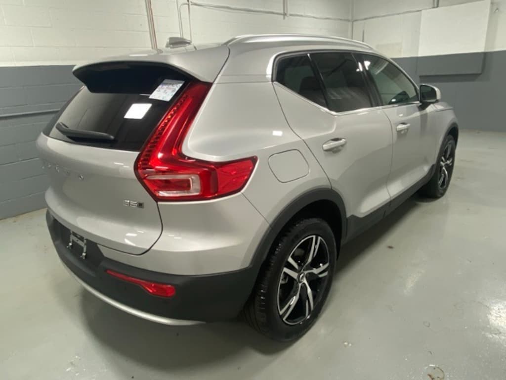 Used 2025 Volvo XC40 B5 Core SUV