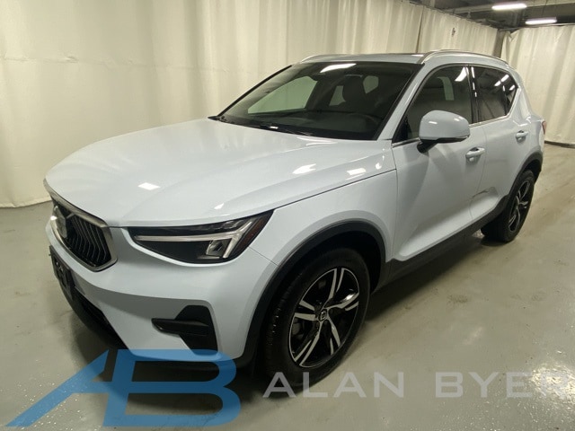 2025 Volvo XC40 Core's photo
