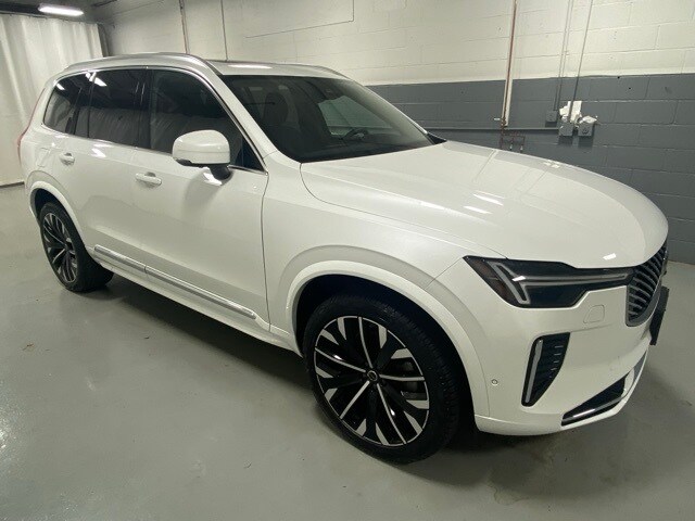 2025 Volvo XC90 Plus photo 3