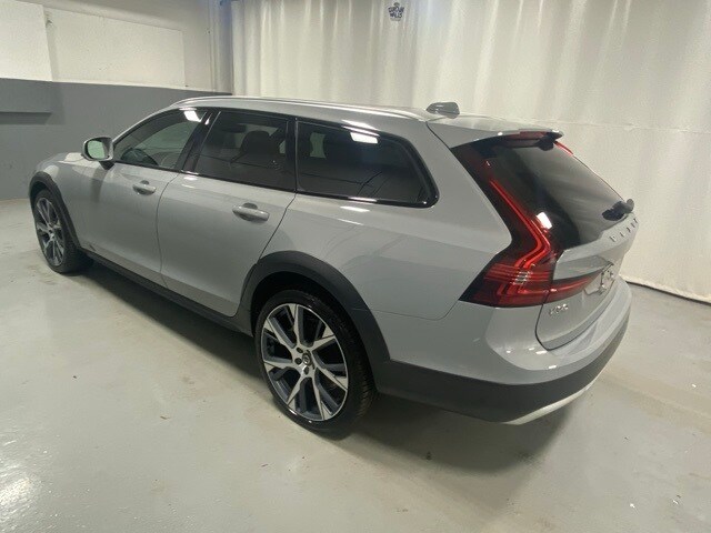 2025 Volvo V90 Cross Country B6 photo 2