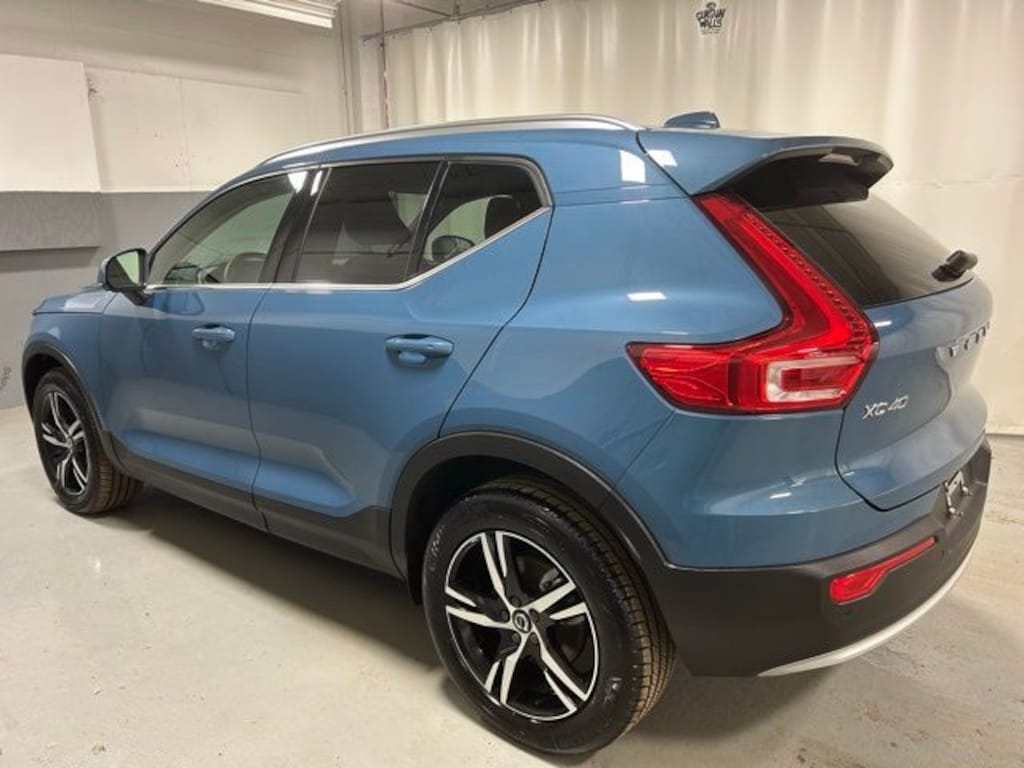 Used 2025 Volvo XC40 B5 Core SUV