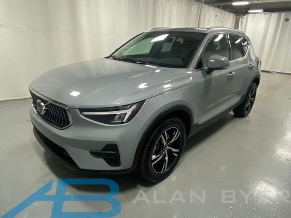 Used 2025 Volvo XC40 B5 Core SUV