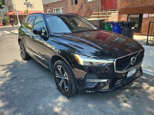 2022 Volvo XC60 B5 Momentum photo 2