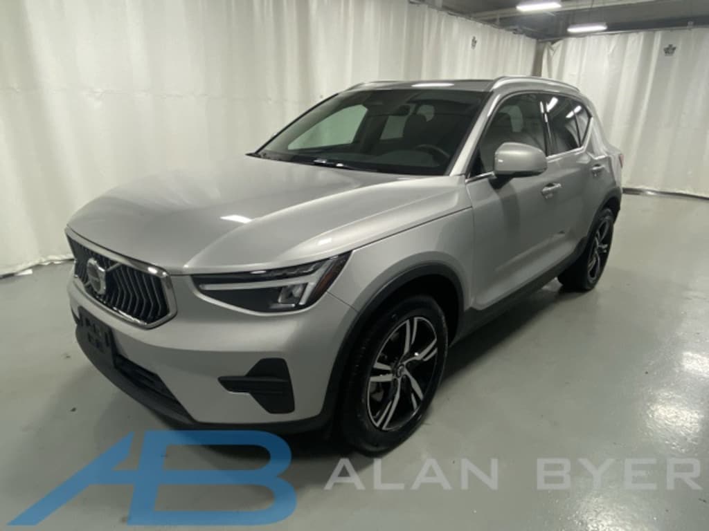 Used 2025 Volvo XC40 B5 Core SUV