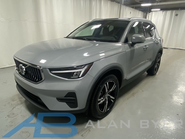 2025 Volvo XC40 Core's photo