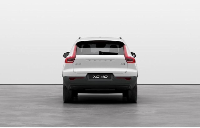2025 Volvo XC40 Plus photo 3