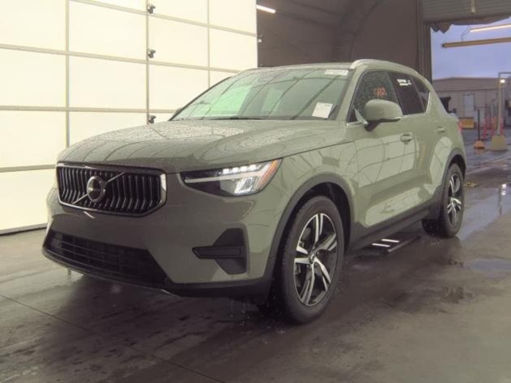 Certified 2025 Volvo XC40 B5 Core SUV