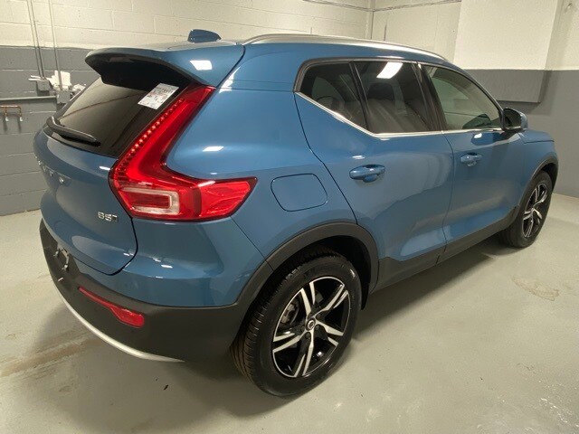 2025 Volvo XC40 Core photo 3