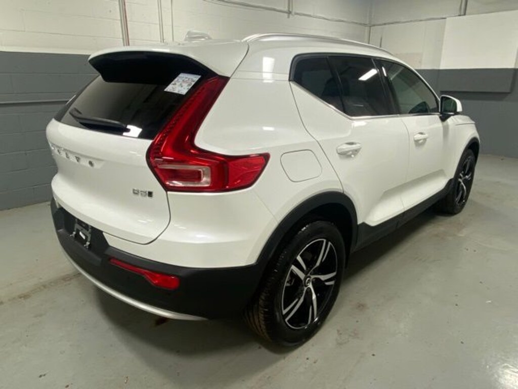 Used 2025 Volvo XC40 B5 Core SUV