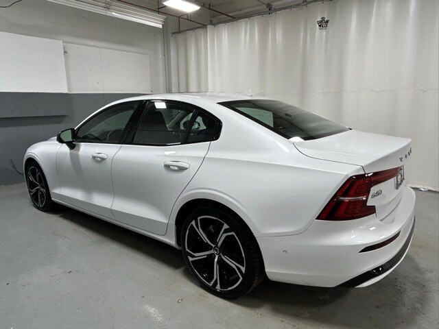2024 Volvo S60 B5 Plus photo 2