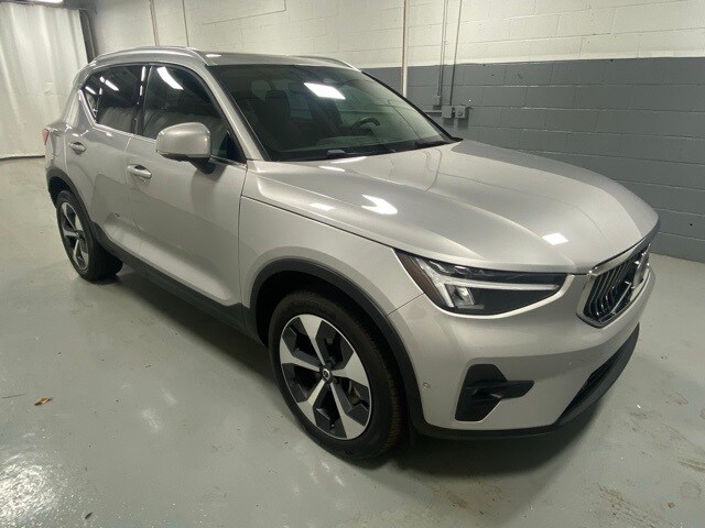 2025 Volvo XC40 Plus photo 4