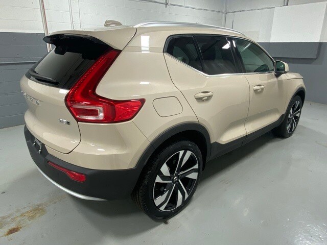 2025 Volvo XC40 photo 2