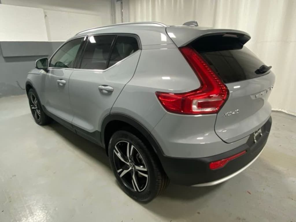 Used 2025 Volvo XC40 B5 Core SUV
