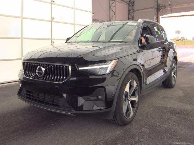 2025 Volvo XC40 Plus photo 2