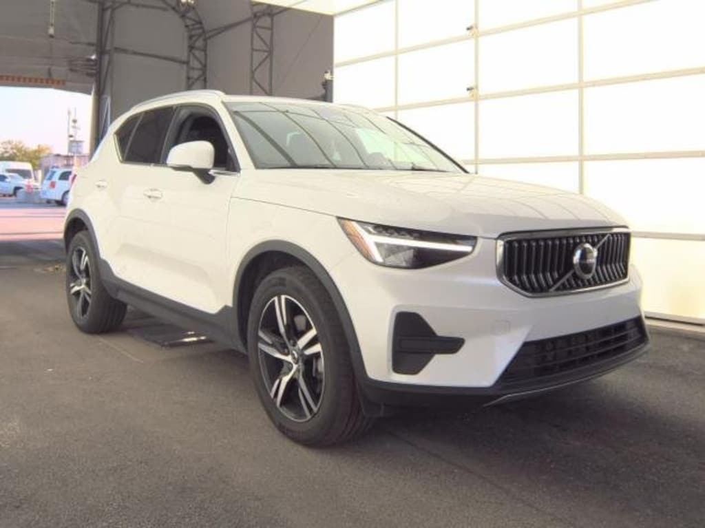 Used 2025 Volvo XC40 B5 Core SUV