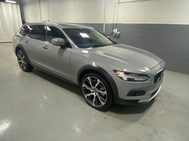 2025 Volvo V90 Cross Country B6 photo 4
