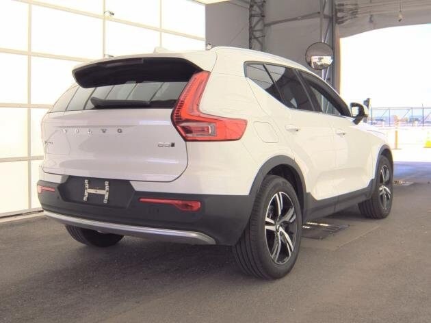 2025 Volvo XC40 Core photo 3