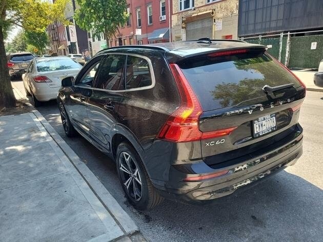 2022 Volvo XC60 B5 Momentum photo 3