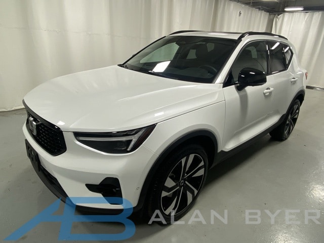 2025 Volvo XC40 B5 Plus Dark Theme AWD SUV