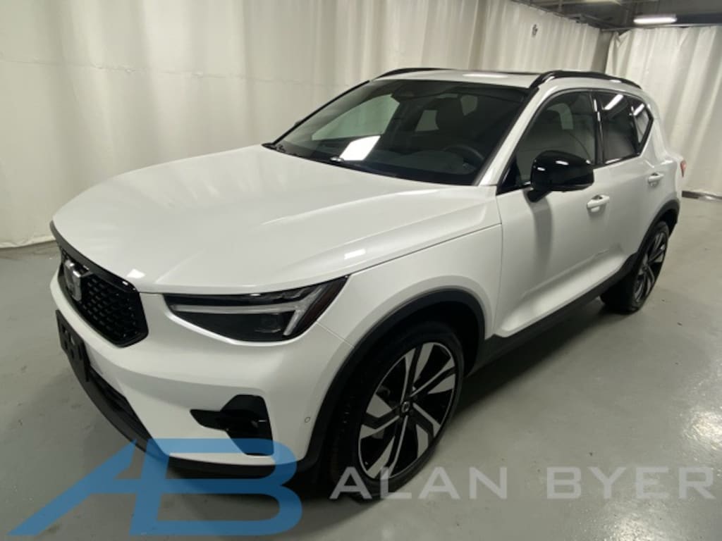 New 2025 Volvo XC40 B5 Plus Dark Theme SUV
