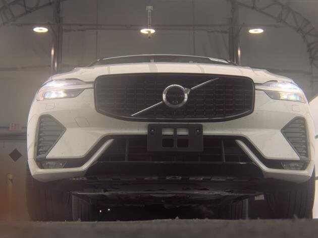 2025 Volvo XC60 B5 Plus photo 2