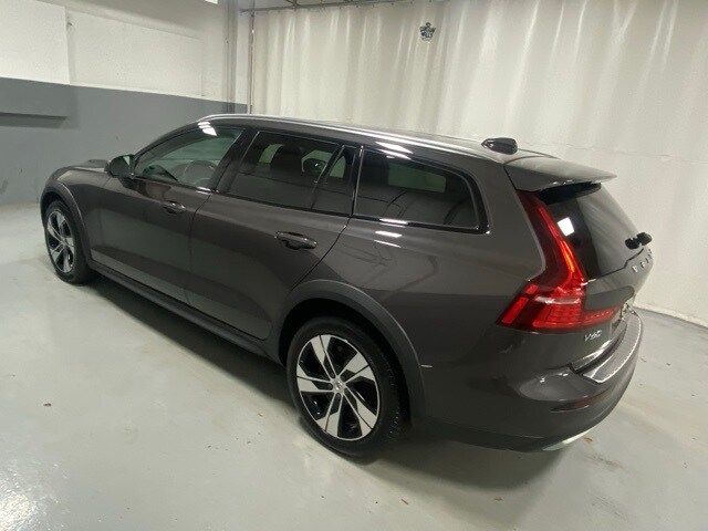 2024 Volvo V60 Cross Country B5 Plus photo 2