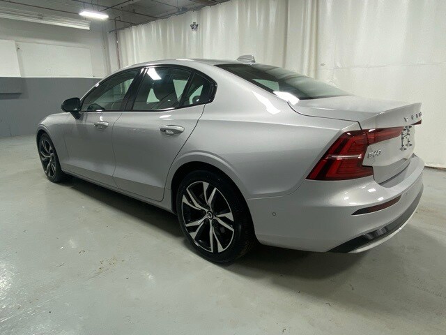 2024 Volvo S60 B5 Plus photo 2