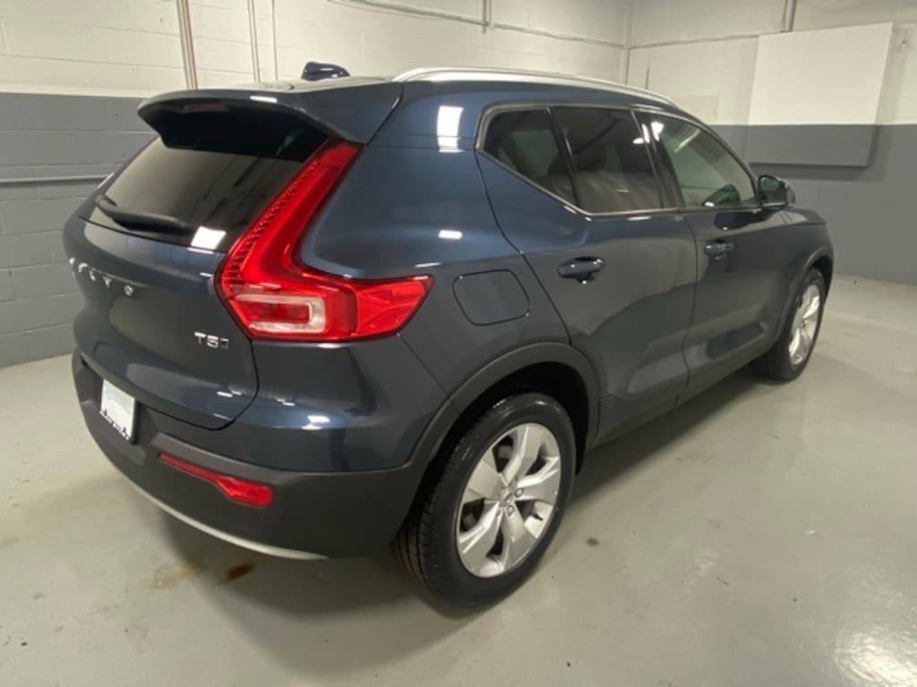 Used 2021 Volvo XC40 Momentum SUV