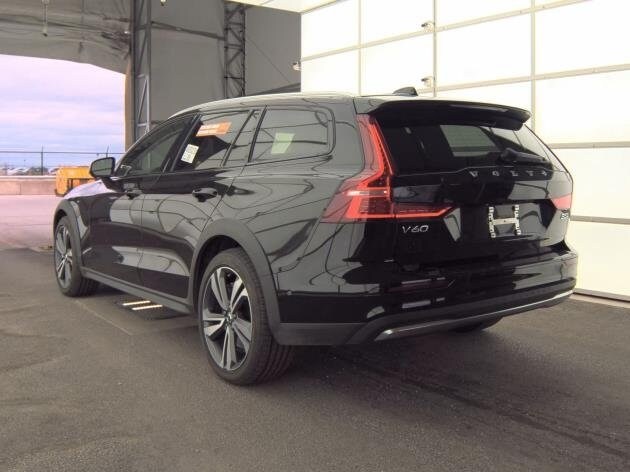 2025 Volvo V60 Cross Country B5 Plus photo 4